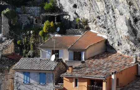 Gîte : maison aux volets bleus ouverts Gîte n°1053 Sigale - Alpes-Maritimes - Gîte : maison aux volets bleus ouverts