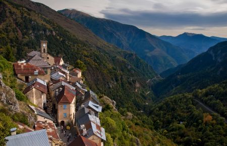 G&icirc;te n&deg;3017 Roubion - Alpes-Maritimes - Roubion, vue depuis le jardin du pigeonnier