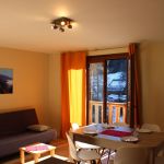 G&icirc;te Les Biches-S&eacute;jour/Coin repas-Roubion les Buisses-G&icirc;tes de France des Alpes-Maritimes