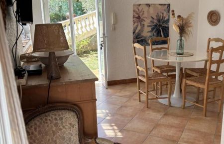 G&icirc;te n&deg;4193 Roquebilli&egrave;re - Alpes-Maritimes - Pi&egrave;ce de vie ouverte sur le jardin, plain pied