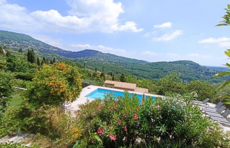 G&icirc;te n&deg;7376 Grasse - Alpes-Maritimes - Vue sur piscine 