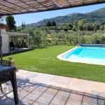 Piscine et espaces ext&eacute;rieurs communs aux deux G&icirc;tes de la Bastide Centifolia &agrave; Grasse - G&icirc;tes de France Alpes-Maritimes