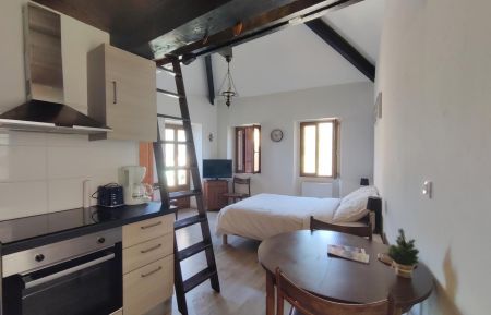 G&icirc;te n&deg;3203 Ilonse - Alpes-Maritimes - Espace cuisine. Non visible sur cette photo un grand frigo int&eacute;gr&eacute; ainsi que l'&eacute;vier. Le Planet 2 d'Ilonse - G&icirc;tes de France Alpes-Maritimes
