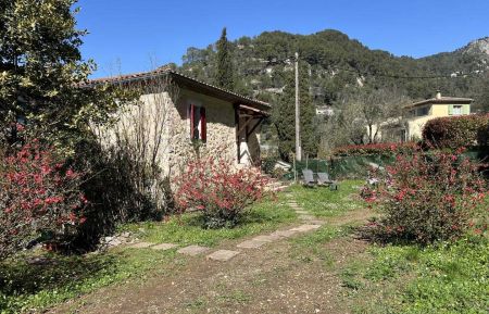 G&icirc;te n&deg;6237 Peillon - Alpes-Maritimes - G&icirc;te L'Abaguie-Coin repas ext&eacute;rieur-Jardin-Peillon-G&icirc;tes de France des Alpes-Maritimes