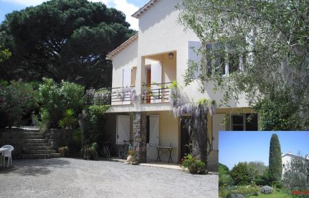 G&icirc;te n&deg;G1859 Sainte-Maxime - Var - grande photo: la maison lorsque l'on arrive. En petit....la maison vu du fond du jardin.