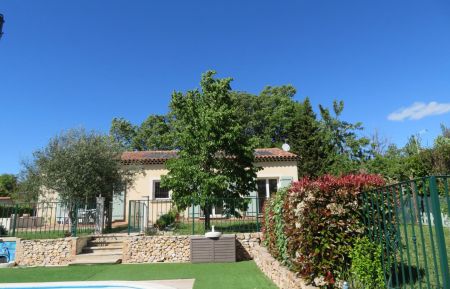 G&icirc;te n&deg;G2493 R&eacute;gusse - Var - La Provence verte, olivier, tilleul, ,l'amandier devant les heures douces, en arr&egrave;ere plan les ch&ecirc;nes