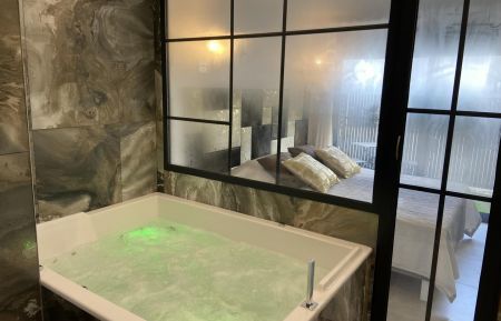 G&icirc;te n&deg;G3214 La Crau - Var - CHAMBRE "CONTEMPORAINE"
BAIGNOIRE JACUZZI DUO
14 JETS ET 34 BUSES DE MASSAGE
CHROMOTH&Eacute;RAPIE 7 COULEURS