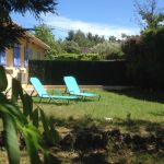 Jardin cl&ocirc;tur&eacute;, portail.