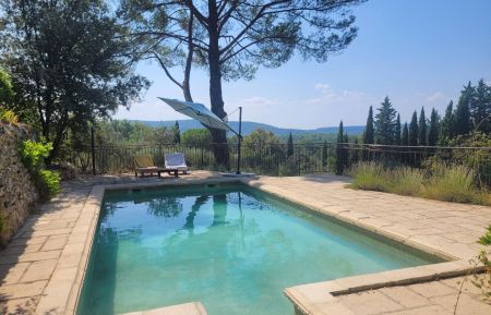 G&icirc;te n&deg;G3212 Villecroze - Var - piscine et vue au loin