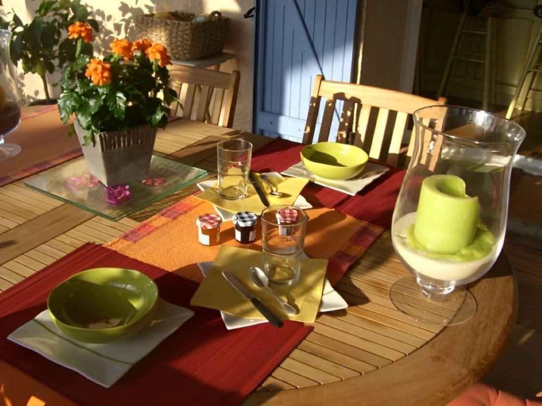 petit déjeuner servi en terrasse photo 13