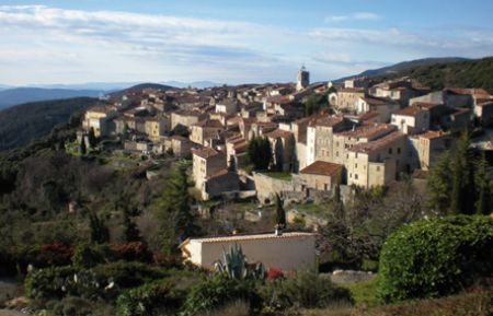 G&icirc;te n&deg;G925 Mons - Var - Mons village proven&ccedil;al du Haut Var(alt 814m) avec vue sur la C&ocirc;te d'Azur. Situ&eacute; &agrave; 50kms des gorges du Verdon, 20kms du lac de st Cassien,50kms de la mer et 40kms de la station de ski de Gr&eacute;oli&egrave;res.commerces de proximit&eacute;s, restaurants.