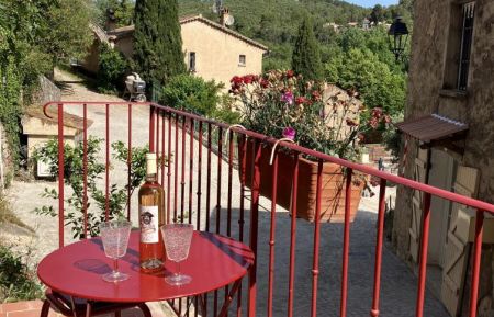 invitation à la détente sur le perron de la maison donnant sur une ruelle pavée calme et pittoresque Gîte n°G3201 Entrecasteaux - Var - invitation à la détente sur le perron de la maison donnant sur une ruelle pavée calme et pittoresque