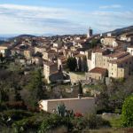 Mons village proven&ccedil;al du Haut Var(alt 814m)avec vue sur la c&ocirc;te  d'Azur. Situ&eacute; &agrave; 50kms des gorges du Verdon, 20kms du lac de st Cassien,50kms de la mer et 40kms de la station de ski de Gr&eacute;oli&egrave;res.commerces de proximit&eacute;s, et restaurants 