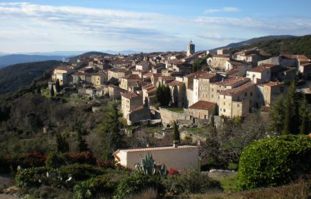 G&icirc;te n&deg;G1207 Mons - Var - Mons village proven&ccedil;al du Haut Var(alt 814m)avec vue sur la c&ocirc;te  d'Azur. Situ&eacute; &agrave; 50kms des gorges du Verdon, 20kms du lac de st Cassien,50kms de la mer et 40kms de la station de ski de Gr&eacute;oli&egrave;res.commerces de proximit&eacute;s, et restaurants 