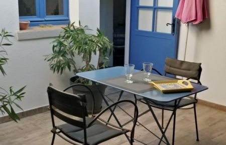 G&icirc;te n&deg;G23 La Garde-Freinet - Var - Terrasse l'&eacute;t&eacute; ombrag&eacute;e par la vigne