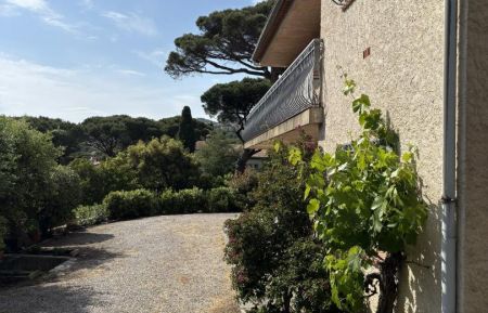 G&icirc;te n&deg;G2236 Roquebrune-sur-Argens - Var - entr&eacute;e