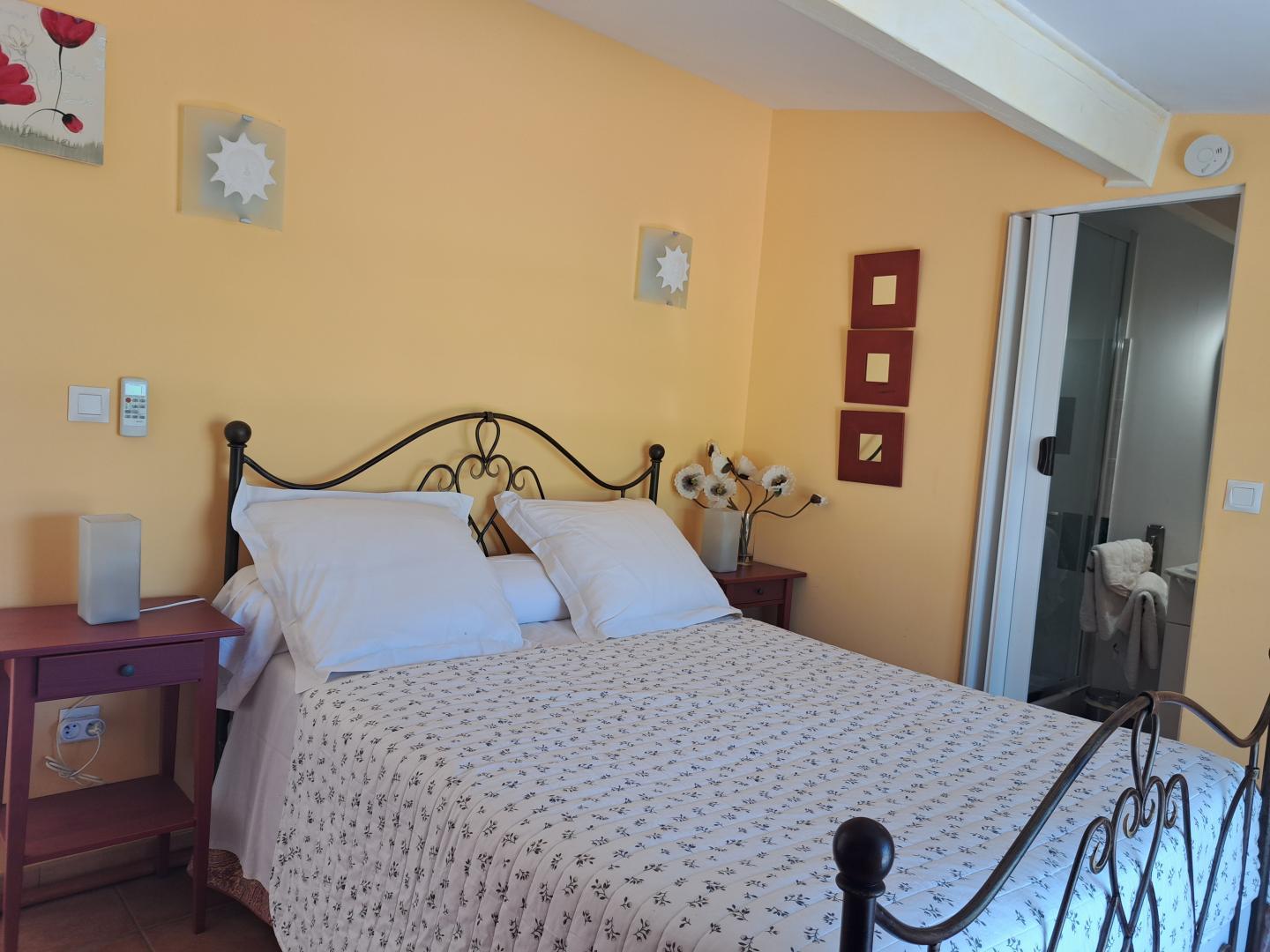 Chambre a côté salle de douches photo 5