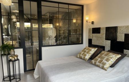 Chambre d'h&ocirc;tes n&deg;G3224 La Crau - Var - SUITE CONTEMPORAINE
SALLE DE BAIN AVEC BAIGNOIRE JACUZZI DUO,DOUCHE &Agrave; L'ITALIENNE,DOUBLE VASQUE EN PIERRE,CHAUFFAGE S&Egrave;CHE SERVIETTES,PRODUITS D'ACCEUIL,S&Egrave;CHE CHEVEUX,SERVIETTES ET PEIGNOIRS.
TOILETTE PRIVATIF &Agrave; L'EXT&Eacute;RIEUR DE LA CHAMBRE,LITERIE EN 160/200,LINGE FOURNIS,PENDERIE AVEC &Eacute;TAG&Egrave;RES,COFFRE FORT,CHEVETS,T&Eacute;L&Eacute;VISION,CLIMATISATION R&Eacute;VERSIBLE,ESPACE PRIVATIF EXT&Eacute;RIEUR AVEC TABLE ET CHAISES DEVANT LA BAIE VITR&Eacute;E DE LA CHAMBRE.