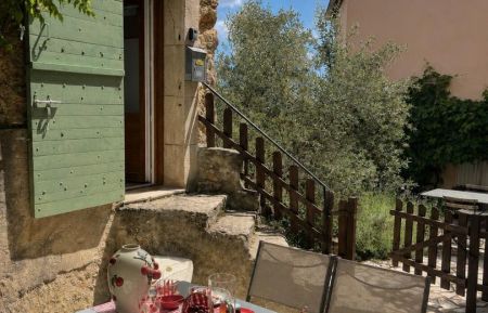 G&icirc;te n&deg;G1549 Moissac-Bellevue - Var - Venez prendre votre petit d&eacute;jeuner sur cette agr&eacute;able terrasse, ombrag&eacute;e.