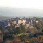 Mons village proven&ccedil;al du haut Var(alt 814m) avec vue panoramique sur la c&ocirc;te d'Azur. situ&eacute; a 50kms des gorges du Verdon,20kms du lac de st Cassien,50kms de la mer et 40kms de la station de" ski de Gr&eacute;oli&egrave;res.commerces de proximit&eacute;s et restaurants  