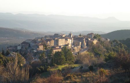 G&icirc;te n&deg;G1206 Mons - Var - Mons village proven&ccedil;al du haut Var(alt 814m) avec vue panoramique sur la c&ocirc;te d'Azur. situ&eacute; a 50kms des gorges du Verdon,20kms du lac de st Cassien,50kms de la mer et 40kms de la station de" ski de Gr&eacute;oli&egrave;res.commerces de proximit&eacute;s et restaurants  