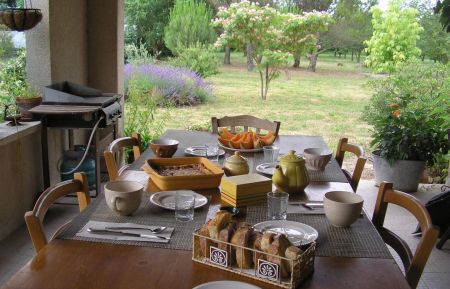 Chambre d'h&ocirc;tes n&deg;84G1411 Pernes-les-Fontaines - Vaucluse - sous le patio...