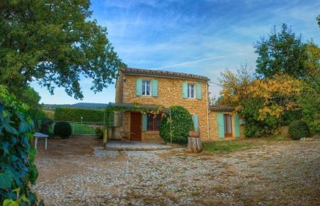 G&icirc;te n&deg;84G157 Saint-Saturnin-l&egrave;s-Apt - Vaucluse - Fa&ccedil;ade avant en pierres traditionnelles au coucher de soleil