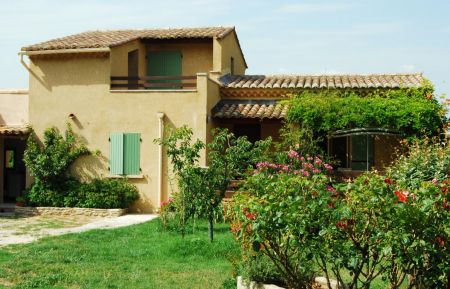 G&icirc;te n&deg;84G2279 Maubec - Vaucluse - Le g&icirc;te et son jardin