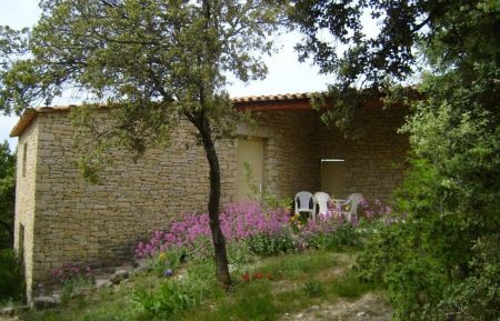 G&icirc;te n&deg;84G2528 Saint-Pierre-de-Vassols - Vaucluse - Vue du g&icirc;te, son escalier ext&eacute;rieur,la  terrasse couverte sous laquelle s'ouvre la porte d'entr&eacute;e.