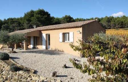 G&icirc;te n&deg;84G2543 Puyvert - Vaucluse - Le g&icirc;te vu du Sud