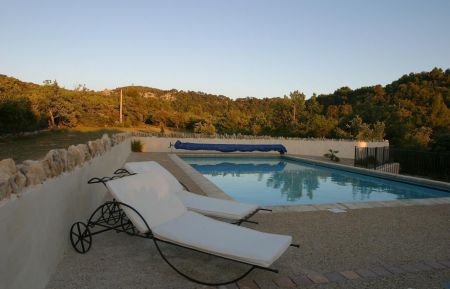 G&icirc;te n&deg;84G2610 Venasque - Vaucluse - Vue de la piscine au soleil couchant