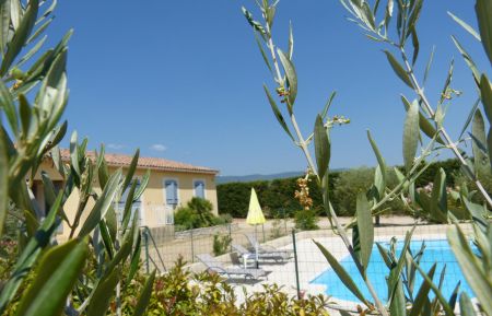 G&icirc;te n&deg;84G2834 Saint-Saturnin-l&egrave;s-Apt - Vaucluse - G&icirc;te "LA MAISON DE MELANIE" l'environnement ext&eacute;rieur et la piscine