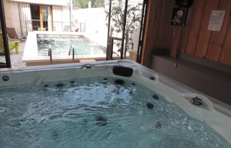 G&icirc;te n&deg;84G2878 Aubignan - Vaucluse - PISCINE & JACUZZI 