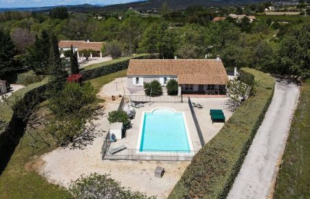 G&icirc;te n&deg;84G3597 Malauc&egrave;ne - Vaucluse - vue dr&ocirc;ne