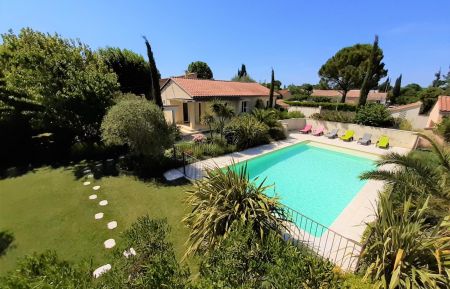 G&icirc;te n&deg;84G4020 L'Isle-sur-la-Sorgue - Vaucluse - La Villa La Sorgue et la piscine.