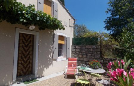 G&icirc;te n&deg;84G775 Crestet - Vaucluse - Entr&eacute;e du cabanon et sa terrasse