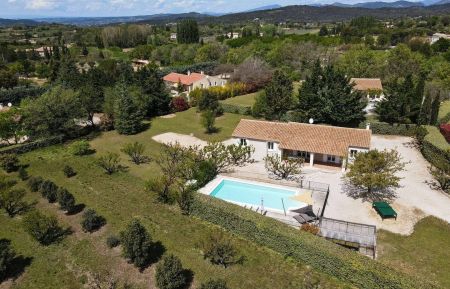 G&icirc;te n&deg;84G2821 Malauc&egrave;ne - Vaucluse - vue a&eacute;rienne