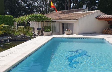 G&icirc;te n&deg;84G4224 Loriol-du-Comtat - Vaucluse - piscine commune