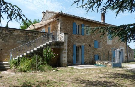 mas provencal avec gite au 1er étage. Entrée par portail indépendant, jardin privatif et escalier donnant accès a une grand et belle terrasse avec vue grandiose sur Menerbes. Le rez de chaussée est la résidence secondaire du propriétaire avec accès indépendant de l'autre côté Gîte n°84G847 Ménerbes - Vaucluse - mas provencal avec gite au 1er étage. Entrée par portail indépendant, jardin privatif et escalier donnant accès a une grand et belle terrasse avec vue grandiose sur Menerbes. Le rez de chaussée est la résidence secondaire du propriétaire avec accès indépendant de l'autre côté