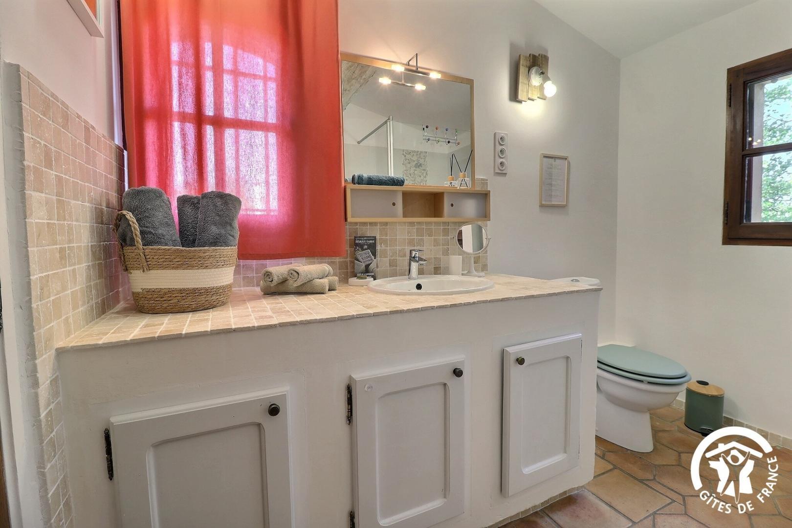 Les Chambres du Luberon, la salle d'eau de la Chambre Luberon toute en charme et commodités photo 16