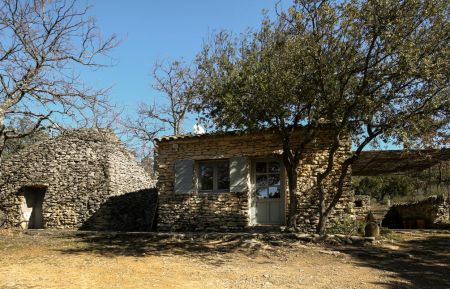 G&icirc;te n&deg;84G948 Gordes - Vaucluse - Vue du g&icirc;te et de la boire attenante