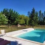 Piscine filtr&eacute;e au sel, 10 x 4 m&egrave;tres, cl&ocirc;tur&eacute;e