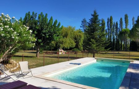 G&icirc;te n&deg;84G2805 Avignon - Vaucluse - Piscine filtr&eacute;e au sel, 10 x 4 m&egrave;tres, cl&ocirc;tur&eacute;e