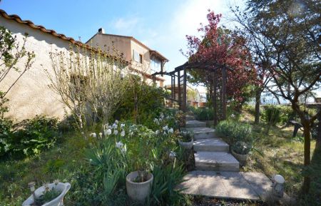 G&icirc;te n&deg;84G3407 Puyvert - Vaucluse - photo