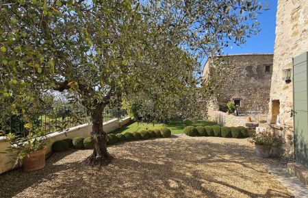 La cour fermée devant l'entrée Gîte n°84G3707 Vaison-la-Romaine - Vaucluse - La cour fermée devant l'entrée