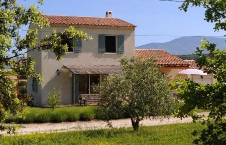 G&icirc;te n&deg;84G2562 Saint-Pierre-de-Vassols - Vaucluse - Le Floluben vu du verger de cerisiers