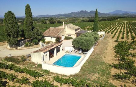 G&icirc;te n&deg;84G2026 Sarrians - Vaucluse - vue d'ensemble
