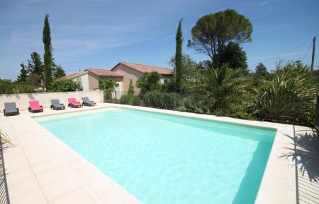 G&icirc;te n&deg;84G4021 L'Isle-sur-la-Sorgue - Vaucluse - La Villa les Ocres et la piscine.
