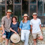 Alain &amp;Val&eacute;rie Chapeliers Modistes &agrave; Saignon et leurs enfants